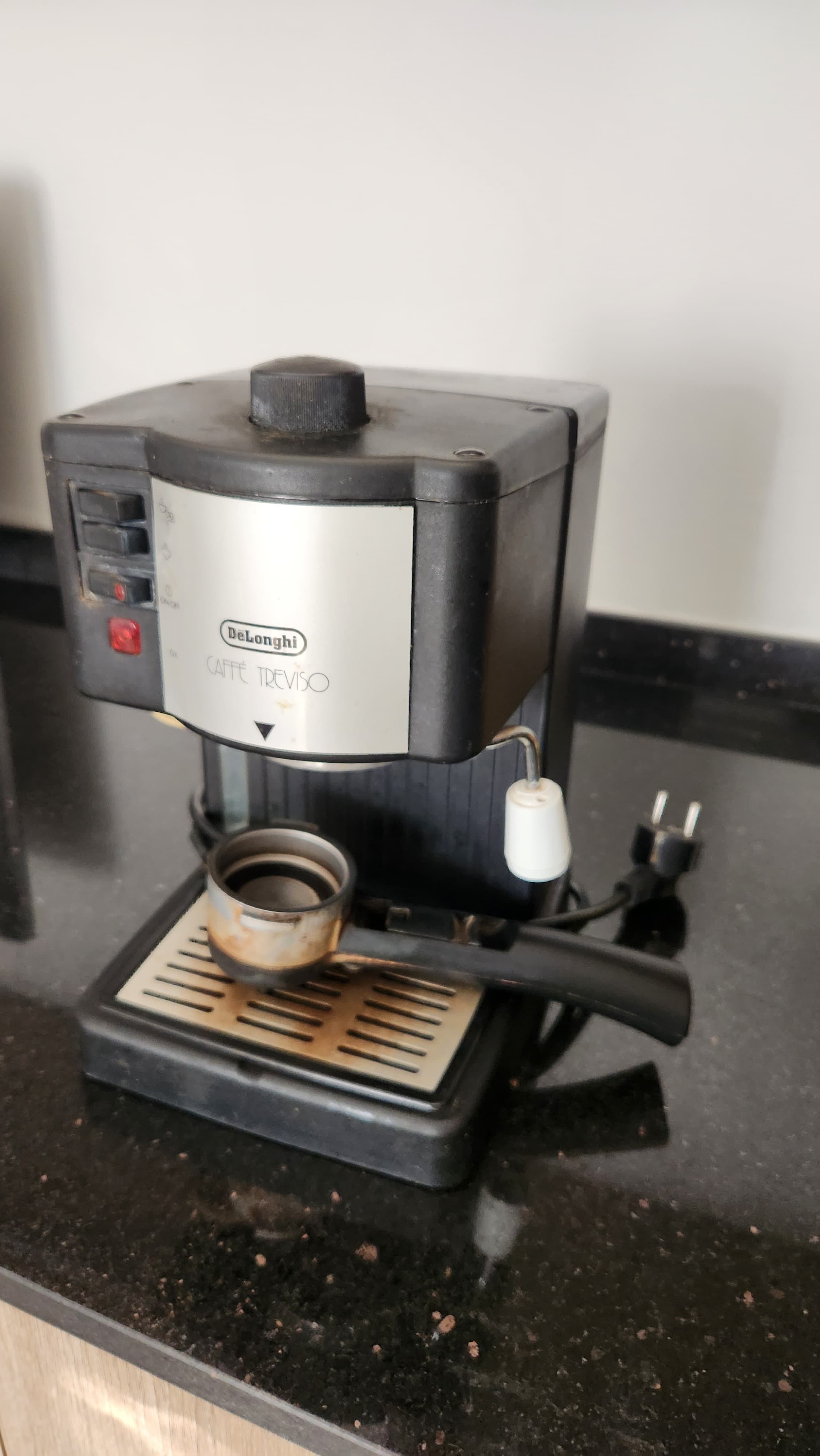 Coffee machine Delonghi - For Sale in Bahrain