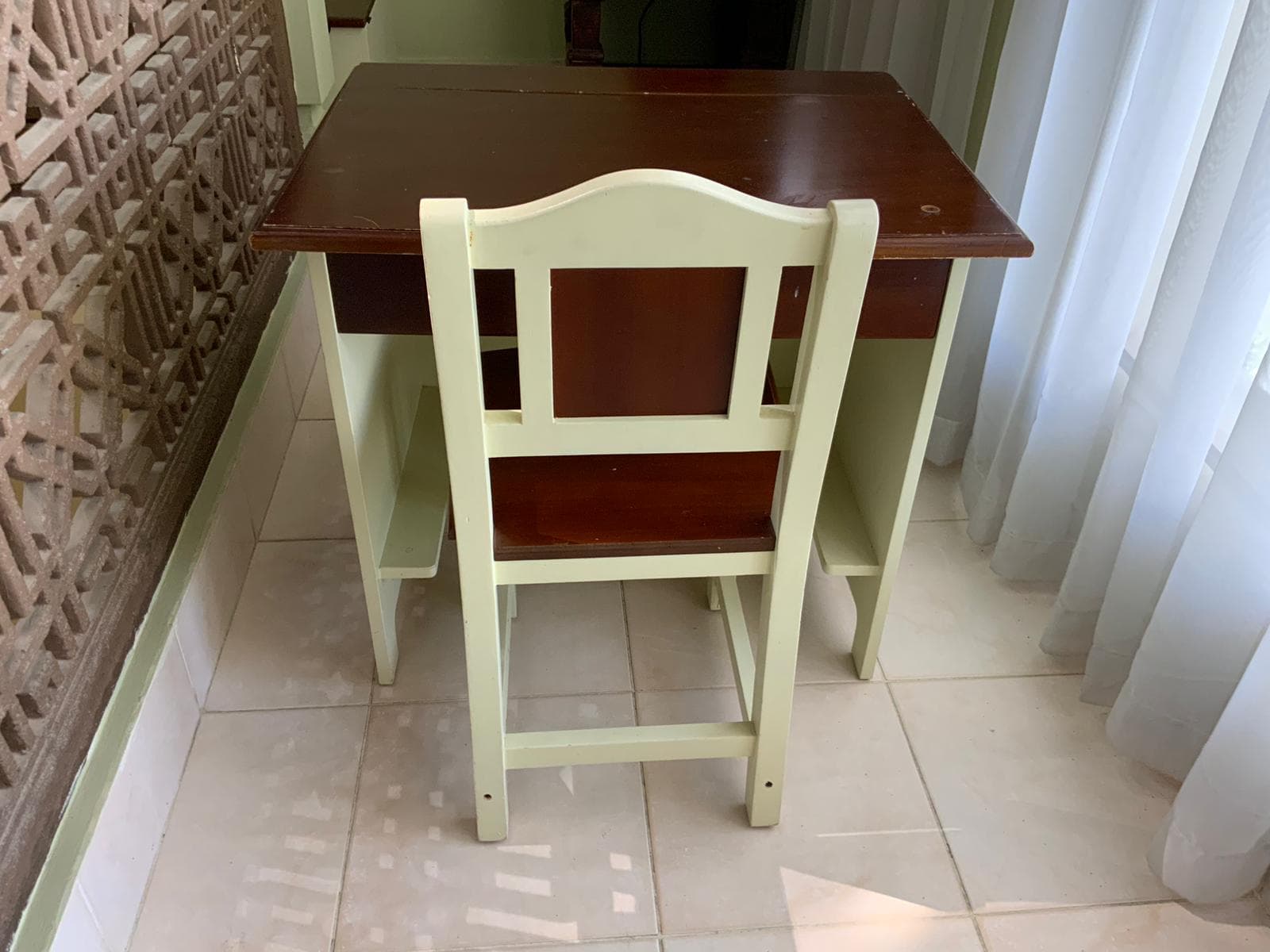 Desk and chair - For Sale in Bahrain