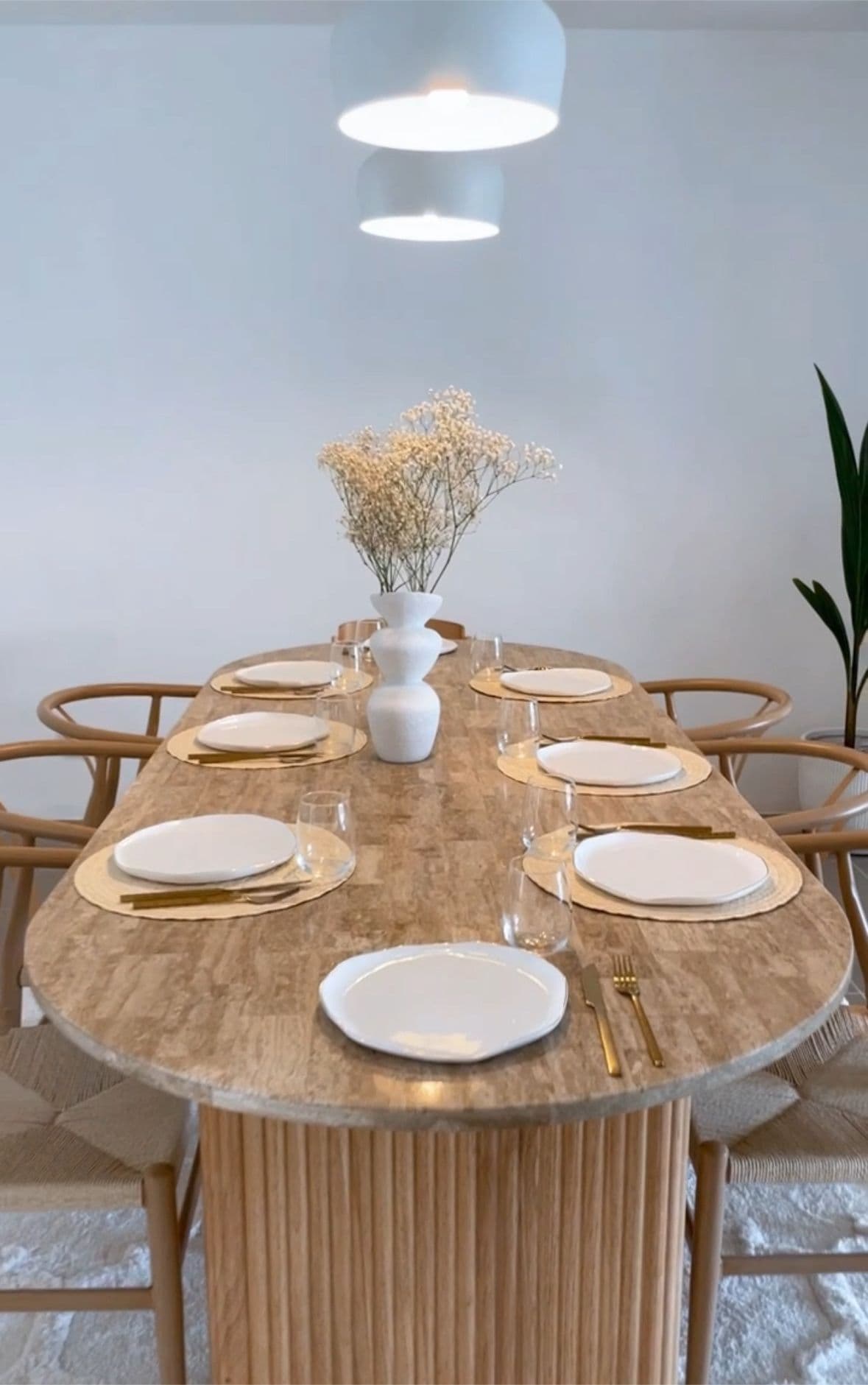 Chic dining table for sale  image 2