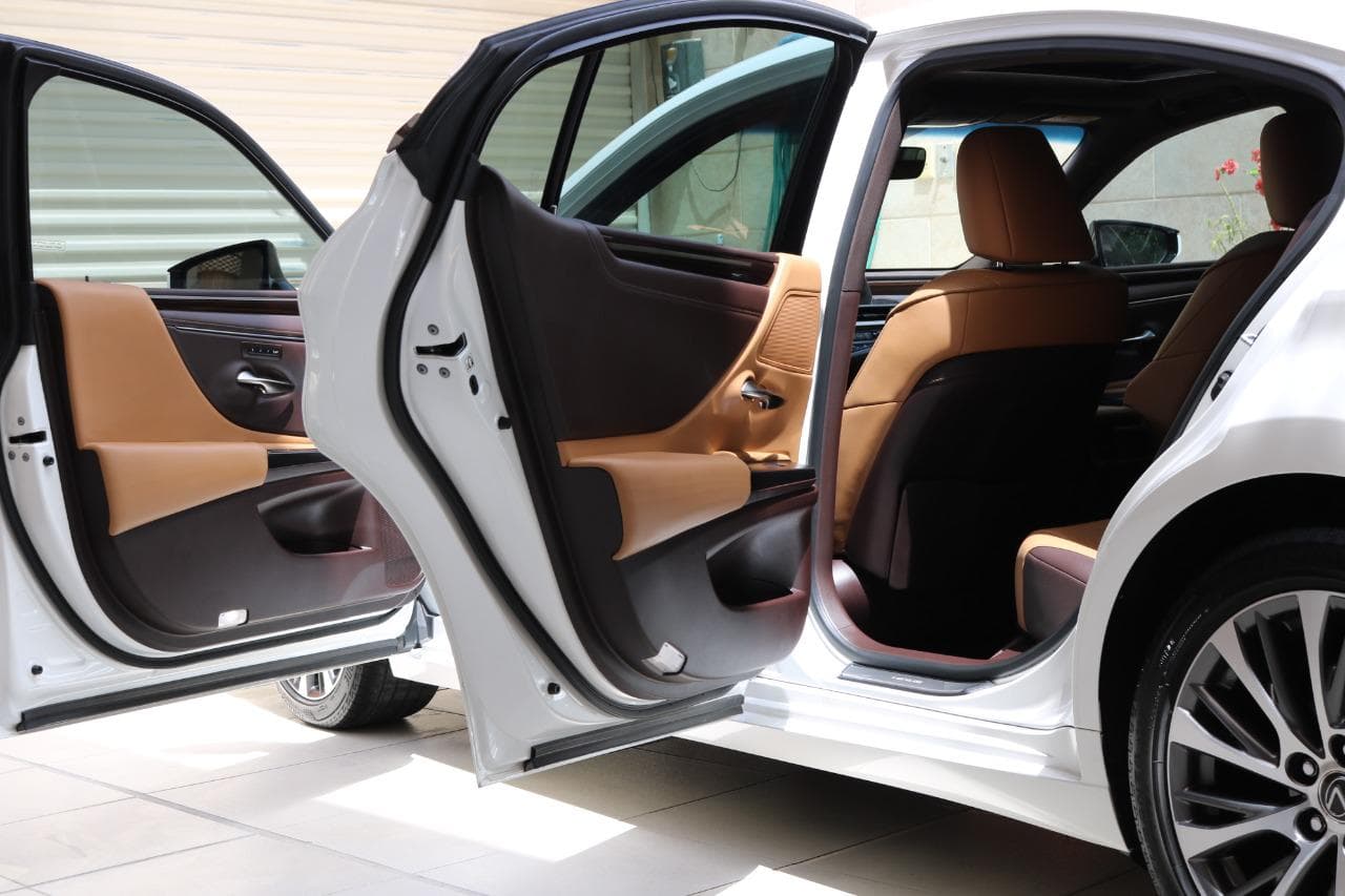 2019 LEXUS ES 350 Full Option image 2