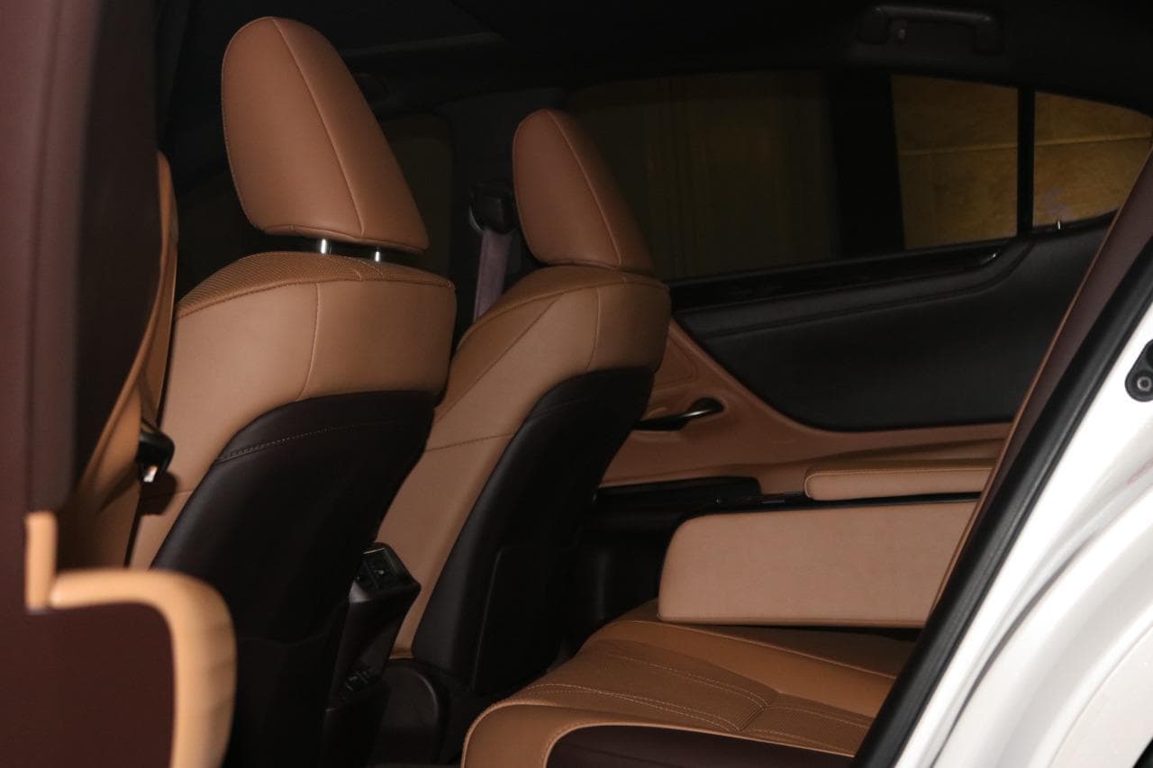 2019 LEXUS ES 350 Full Option image 5