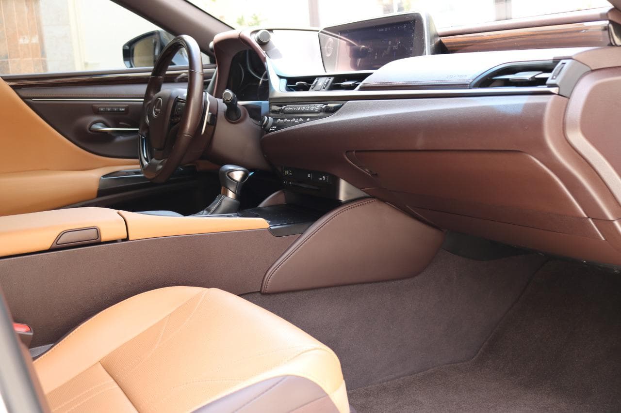2019 LEXUS ES 350 Full Option image 4
