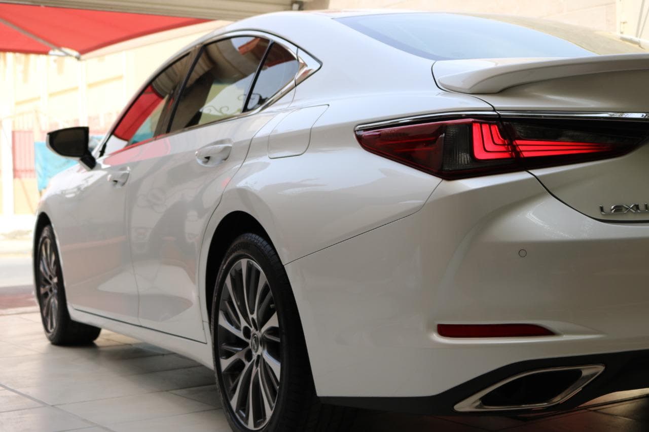 2019 LEXUS ES 350 Full Option image 3