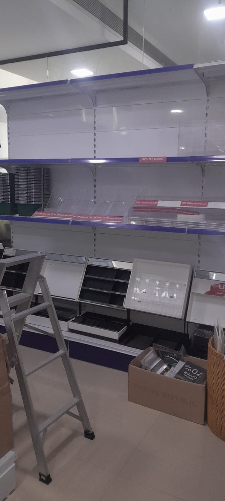  SHELVES AND RACKERS- image 6