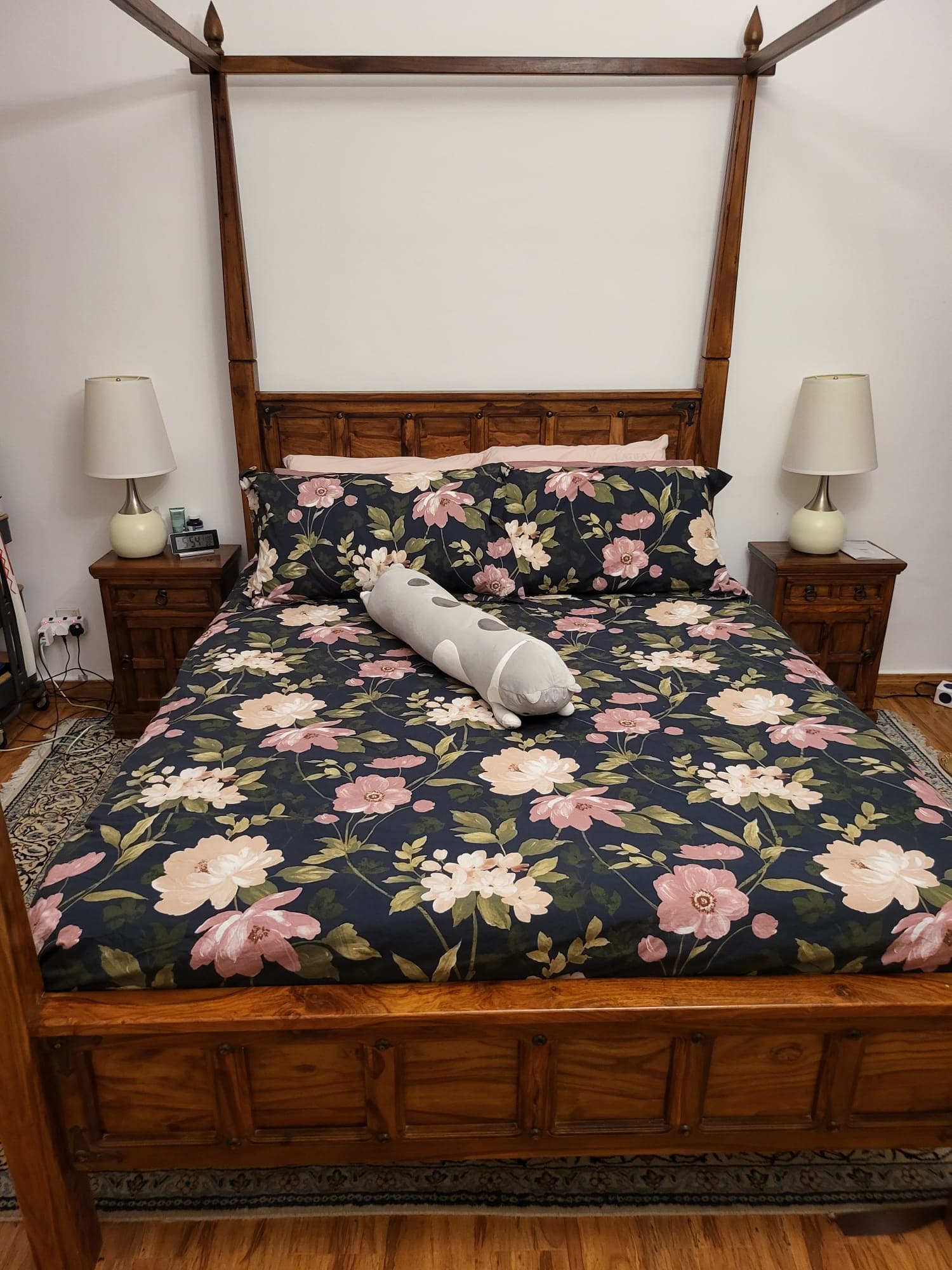 King size 4 poster bed - For Sale in Bahrain